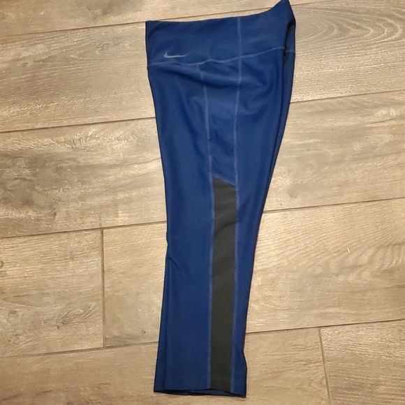 Nike Dri-Fit Capri Leggings - Picture 2 of 3